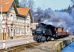 99 5904 erreicht am Ufer der Selke den Ferienort Alexisbad, der aktuell nur 42 Einwohner zählt. Zu DDR-Zeiten dienten die Anlagen des Ortes dem Erholungswesen als Ferienheime. Die Deutsche Reichsbahn, das Baukombinat Magdeburg, das Ministerium des Innern und das Ministerium für Staatssicherheit (gegenüber dem Bahnhof) betrieben in Alexisbad jeweils eigene Bettenhäuser und Ferienheime, die Bezirksleitung Halle (Saale) der SED ein Gästehaus. Das heutige Hotel Morada war u.a. das Urlaubsquartier für Angehörige der Volkspolizei und deren Familien. Das ehemalige Ferienheim des Ministeriums für Staatssicherheit firmiert seit Anfang der 1990er Jahre, durch Anbauten erweitert, als Hotel Habichtstein. Das frühere Ferienheim des Ministeriums des Innern gehört heute zur Hotelkette Morada. (04.1981) <i>Foto: Karsten Risch</i>