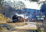 99 6001 erreicht den Bahnhof Mägdesprung, dessen Ortsname bereits 1576 als "Meidesprung" auftaucht, womit eine Quelle unterhalb der Schalkenburg gemeint war. Das "Germania-Bier" stammte aus der Brauerei Oschersleben, die 1865 gegründet worden war und 1995 den Betrieb einstellte. (04.1981) <i>Foto: Karsten Risch</i>