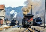 In Alexisbad warten 99 5904 mit einem Personenzug nach Straßberg, 99 6001 nach Harzgerode, sowie in der Mitte ein weiterer Zug, der nach Gernrode fahren wird. (04.1981) <i>Foto: Karsten Risch</i>