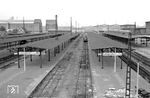 Im Sommer 1969 begannen die Abbrucharbeiten im alten Ludwigshafener Hauptbahnhof, die Oberleitung war bereits entfernt worden. Für Helmut Röth sicherlich ein wehmütiger Blick zurück, hatte er doch von der Straßenbrücke zahlreiche Züge aufgenommen. Heute befinden sich hier das Rathaus und ein Einkaufszentrum. (02.08.1969) <i>Foto: Helmut Röth</i>