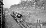 01 0519 rollt mit P 3023 aus Leipzig am Einfahrsignal von Pößneck vorbei. (04.1977) <i>Foto: Burkhard Wollny</i>