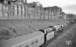 01 0519 mit P 3023 an der Gründerhauszeile der Friedrich-Engels-Straße kurz vor dem Bahnhof Pößneck ob Bf. (04.1977) <i>Foto: Burkhard Wollny</i>