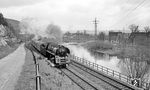 01 0519 mit P 3004 nach Halle/S am Saaleufer bei Saalfeld-Remschütz. (04.1977) <i>Foto: Burkhard Wollny</i>