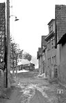 01 0519 mit dem E 802 nach Leipzig in der Saalfelder Bahndammstraße auf dem Weg nach Unterwellenborn. (04.1977) <i>Foto: Burkhard Wollny</i>