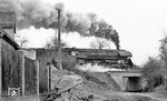 01 0519 kachelt an der Saalfelder Bahndammstraße die Steigung nach Unterwellenborn hinauf. (04.1977) <i>Foto: Burkhard Wollny</i>