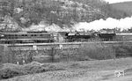 Bei Saalfeld-Remschütz begegnet 01 0522 vor D 504 einer in Richtung Saalfeld entgegenkommenden 132. (04.1977) <i>Foto: Burkhard Wollny</i>