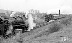 Während 44 0757 auf Einfahrt nach Unterwellenborn wartet, kommt ihr 65 1088 mit einem Personenzug nach Saalfeld entgegen. (04.1977) <i>Foto: Burkhard Wollny</i>
