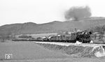 44 0104 mit Ng 66422, einem Durchläufer von Saalfeld nach Gera, kurz hinter Saalfeld. (04.1977) <i>Foto: Burkhard Wollny</i>
