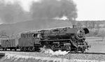 44 0104-8 wurde als 44 104 im Jahre 1938 dem Bw Reichenbach/Vogtland fabrikneu zugeteilt. Seit 1956 bis zu ihrer Ausmusterung 1984 war sie ununterbrochen in Saalfeld stationiert, wo sie gerade mit einem Güterzug nach Gera unterwegs ist. (04.1977) <i>Foto: Burkhard Wollny</i>