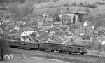 Die beiden alten Postwagen am Schluss eines Zuges nach Arnstadt waren dem Fotografen bei Milbitz ein Bild wert. Die Zuglok (wahrscheinlich 110 723, die den Zug schon nach Saalfeld brachte - vgl. Bild-Nr. 80462) hingegen nicht. (04.1977) <i>Foto: Burkhard Wollny</i>