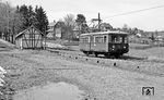 Die Oberweißbacher Bergbahn verbindet seit 1922 den an der Schwarzatalbahn gelegenen Haltepunkt Obstfelderschmiede (Gemeinde Mellenbach-Glasbach) mit der Gemeinde Cursdorf. Die Bahn besteht aus einer 1,351 Kilometer langen breitspurigen Standseilbahn und einer daran anschließenden 2,635 Kilometer langen normalspurigen und elektrifizierten Adhäsionsstrecke. Auf diesem Streckenteil wurde 279 201 als P 14043 im Endbahnhof Cursdorf angetroffen. (04.1977) <i>Foto: Burkhard Wollny</i>