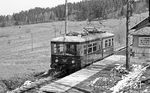 279 201 im Endbahnhof Cursdorf der Oberweißbacher Bergbahn. Die Baureihe 279 (bis 1970: Baureihe ET 188) bezeichnete alle die ab April 1949 von der Deutschen Reichsbahn von verschiedenen Privatbahnen übernommenen Elektrotriebwagen. Er war der einzige speziell für die Flachstrecke gebaute Triebwagen und entstand 1922/23 in der Gothaer Waggonfabrik; die Bergmann Elektrizitätswerke in Berlin lieferten die Elektrik. Er erhielt 1949 die Betriebsnummer ET 188 531. Charakteristisch war der außermittig angeordnete Stromabnehmer, der wegen der aus Kostengründen sehr kurzen Ausleger der Fahrleitungsmasten auf der Flachstrecke erforderlich war. Mit der Einführung der EDV-Nummerierung 1970 erhielt der Triebwagen die Nummer 279 201. 1970 wurde er im Reichsbahnausbesserungswerk Berlin-Schöneweide umfassend modernisiert, das Aussehen ähnelte nun dem der rekonstruiertem Berliner S-Bahn-Triebwagen der Baureihe 276.1. 1982 wurde er ausgemustert. (04.1977) <i>Foto: Burkhard Wollny</i>