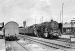 01 143 (spätere 01 509) hat in Bebra den D 5, der von Frankfurt/M nach Berlin Friedrichstraße lief, übernommen. Der AB-Wagen der SNCF hinter der Lok ist der Kurswagen Paris Est - Berlin - Warschau, das Erkennungsmerkmal des D 5. (08.1961) <i>Foto: Norbert Steinweis</i>