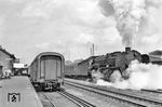 Mit dem D 5 (Frankfurt - Berlin) startet die Erfurter 01 143 im Bahnhof Bebra. Das große Schild links auf dem Bahnsteig hieß die "Interzonenreisenden" herzlich willkommen. (08.1961) <i>Foto: Norbert Steinweis</i>