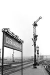 Das Ausfahrsignal "F5" in der Ostausfahrt des Oberhausener Hauptbahnhofs. Eine Besonderheit im Ruhrgebiet waren damals die blauen Stationsschilder mit weißer Schrift in Großbuchstaben. Erstaunlich ist, dass sich 50 Jahre später ausgerechnet bei der DB AG, ein von der Frankfurter CDC Design GmbH entwickeltes „Wegeleit- und Informationssystem für Personenbahnhöfe der Deutschen Bahn“, dieses Negativbild mit weißer Schrift auf dunkelblauem Grund auf den Bahnhöfen wieder durchgesetzt hat. Man könnte auch sagen, da hat wieder jemand das Rad neu erfunden, oder anders: Etwas Altes wurde für viel Geld wieder neu entdeckt. (03.1958) <i>Foto: Karl-Ernst Maedel</i>