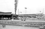 In Oberhausen Hbf dampft 38 2967 vom Bw München Gladbach (so die damalige Schreibweise) vor sich hin. Schon 1880 entwickelte sich Oberhausen zu einem der wichtigsten Bahnknotenpunkte im westlichen Ruhrgebiet. Der Bahnhof ist angebunden an die Strecken Duisburg Hbf – Dortmund Hbf der ehem. Köln-Mindener Eisenbahn-Gesellschaft, Oberhausen Hbf – Emmerich Grenze, Oberhausen Hbf – Duisburg-Ruhrort, Oberhausen Hbf – Mülheim (Ruhr)-Styrum und Oberhausen Hbf – Spellen (Niederrhein). Die Industriekulisse der ehemaligen Zinkfabrik Altenberg im Hintergrund ist Geschichte. (03.1958) <i>Foto: Karl-Ernst Maedel</i>