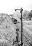 Am 2. Sonntag im Juni wurde zu Ehren der "Werktätigen des Verkehrswesens" der Tag des Eisenbahners in der DDR gefeiert. Regelmäßig fanden hierzu Sonderfahrten mit interessanten Bespannungen statt. Im Jahre 1977 hatten u.a. 01 2120 und 01 2204 die Ehre, einen Sonderzug von Riesa nach Karl-Marx-Stadt (Chemnitz) zu bespannen, der hier in Stauchitz, südlich von Riesa, auf Einfahrt wartet. Die Strecke ist heute wieder zweigleisig und elektrifiziert. (13.06.1976) <i>Foto: Karsten Risch</i>