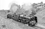 Nach der Ausstellung eines schriftlichen Befehls geht es für den DMV-Sonderzug mit 01 2120 und 01 2204 am haltzeigenden Einfahrsignal von Stauchitz weiter. (13.06.1976) <i>Foto: Karsten Risch</i>