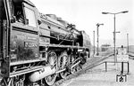 01 2204 wartet im Bahnhof Saalfeld vor dem E 802 aus Sonneberg auf die Abfahrt nach Leipzig. (04.1980) <i>Foto: Karsten Risch</i>
