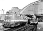 DR 118 279 wartet in Berlin Ostbahnhof auf die Ausfahrt nach Dresden. Daneben hat sich 03 0077 mit D 316 "Berlinaren" aus Berlin Zoologischer Garten  eingefunden. (1976) <i>Foto: Karsten Risch</i>