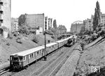 Ein S-Bahnzug trifft in der Station Berlin Schönhauser Allee ein, während 03 0090 vor dem D 814 nach Stralsund auf Weiterfahrt wartet. (1979) <i>Foto: Karsten Risch</i>