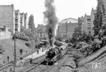 Fahrt frei für den D 814 in Prenzlauer Allee, den die Stralsunder 03 0090 nach einem außerplanmäßigen Halt wieder in Gang bringt. (08.1979) <i>Foto: Karsten Risch</i>