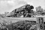 Die Saalfelder 01 0501 mit dem Autoreisezug D 1100 aus München Ost, den sie in Probstzella übernommen hatte, an der Alemannenstraße zwischen Berlin-Wannsee und Nikolassee. (1977) <i>Foto: Karsten Risch</i>