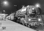 Nur freitags verkehrte die Rückleistung des D 1101 nach München Ost, der im Sommerfahrplan 1978 mit einer Saalfelder 01.5 bespannt war. Im Bahnhof Berlin-Wannsee steht 01 0501 gegen 21.30 Uhr für die Fahrt bis Probstzella bereit. (1978) <i>Foto: Karsten Risch</i>