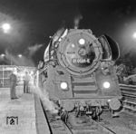 Die Saalfelder 01 0501 vor dem Autoreisezug D 1101 nach München Ost in Berlin-Wannsee. (1978) <i>Foto: Karsten Risch</i>