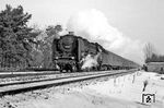 01 084 vom Bw Berlin Ostbf mit D 110 (Warschau - Bonn) am Hüttenweg in Berlin-Grunewald. (01.1968) <i>Foto: Heinz Krautzschick, Slg. Karsten Risch</i>