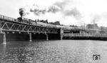 01 0532 (Bw Wittenberge) mit dem D 336 nach Hamburg auf der Stahlgitterbrücke am Humboldthafen, die damals das Grenzgebiet zwischen Friedrichstraße (Ost-Berlin) und Lehrter Stadtbahnhof (West-Berlin) markierte. (03.1975) <i>Foto: Karsten Risch</i>