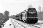 DR 118 254 vom Bw Berlin-Grunewald mit dem Kohlezug Gag 56143 (Berlin-Marienfelde - Buna Werke) am Hüttenweg in Berlin-Grunewald. Der Zug beförderte Koks aus dem Gaswerk Mariendorf. Die 118 hat die Schlußleuchten eingeschaltet und läuft als Schlußlok bis Michendorf mit. (1979) <i>Foto: Karsten Risch</i>