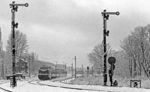 DR 118 039 (Bw Berlin Ostbf) mit D 343 (Hannover - Berlin) in der Ostausfahrt des Bahnhofs Berlin-Wannsee, in der Mitte mit dem "standesgemäßen" Halbspeisewagen ARümh 217 in TEE-Farben. Der Fotograf wird wohl auf die 01.5 mit dem D 337 aus Hamburg gewartet haben und sich kalte Füße geholt haben. (1974) <i>Foto: Karsten Risch</i>