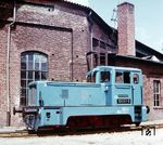 Die DR-Baureihe V 15 (ab 1970: Baureihe 101) wurde ab 1959 für den leichten Rangierdienst gebaut. 1955 lieferte die Industrie eine Baumusterlokomotive (Typenbezeichnung N5) zur Erprobung an die Deutsche Reichsbahn. Diese Lokomotive war wunschgemäß mit einem neu entwickelten Strömungsgetriebe und einem Dieselmotor mit 110 kW (150 PS) ausgerüstet. Die gewonnenen Erfahrungen mündeten 1959/60 schließlich in die Produktion der Nullserie (V 15 1001 bis 1005) und der ersten Kleinserie (V 15 1006 bis 1020) mit 110 kW (150 PS) Motorleistung. Weitere Serien folgten ab 1960 bereits mit einem 132 kW (180 PS)-Motor als Unterbaureihe V 15.20–21. Auffälligste Änderung war der ab V 15 2026 auf 1000 mm vergrößerte Treibraddurchmesser. Ab 1975 wurden nach und nach bei den V 15 verschlissene Dieselmotoren durch das 220-PS-Aggregat der V 23 ersetzt und ein verbessertes Zweiwandler-Strömungsgetriebe GSU 20/4,2 eingebaut. Die Umbauarbeiten erfolgten im zuständigen RAW Halle/Sa. Die so modifizierten Lokomotiven wurden in die Unterbaureihe V 23.0 und damit 101.5–7 eingegliedert. Dabei erfolgte die Nummernvergabe nach Reihenfolge des Umbaus. Die alten Betriebsnummern wurden nicht mehr berücksichtigt. Das Bild der 1960 gebauten V 15 1011 (101 011) entstand in der Einsatzstelle Gotha. (23.07.1988) <i>Foto: Hans-Jürgen Trunk</i>