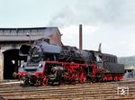 Die letzten Loks der BR 23.10 (ab 1970: BR 35.10) wurden im Mai 1977 in Nossen ausgemustert. 35 1113 wurde jedoch wegen der Energiekrise in der DDR reaktiviert und als Traditionslokomotive beim Bw Nossen wieder in Betrieb genommen. Von 1982 bis 1985 erfolgte regelmäßig der Einsatz im Plandienst der seit 1. Januar 1982 schon offiziell zum Traditionslokpark der DR gehörenden Lok. Ab 1986 war sie maßgeblich nur noch im Sonderzugeinsatz unterwegs. Den letzten Planzug (N 15769 von Riesa nach Nossen) beförderte sie am 15.03.1992. Am 17. März 1992 wurde die Lok wegen Kesselfristablauf abgestellt. Heute gehört sie zum DB Museum in Nürnberg, das die Lok unter der Fantasienummer 088 235-7 führt, und ist bei der IG Dampflok Nossen nicht betriebsfähig abgestellt. Die Porträtaufnahme entstand noch zu Planzeiten im Bw Nossen. (30.04.1983) <i>Foto: Hans-Jürgen Trunk</i>