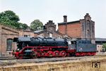 44 1569 wurde als Übergangskriegslok (Ük) am 22.03.1943 beim Bw Soest in Dienst gestellt. 1965 erhielt sie im RAW Meiningen eine Ölhauptfeuerung und war ab 1970 als 44 0567 unterwegs. 1982 erfolgte der Rückbau auf Kohlefeuerung, 1989 der Umbau auf die Dampfspenderlok 29 in Frankfurt/Oder. Die Porträtaufnahme entstand unmittelbar nach dem Rückbau auf Kohlefeuerung in der Est Staßfurt. (20.07.1982) <i>Foto: Hans-Jürgen Trunk</i>