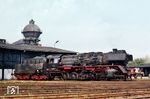 Die 1959 aus 50 307 (WLF, Baujahr 1939) umgebaute 50 3564 posiert in der Est Köthen. Sie hat einen interessanten Lebenslauf hinter sich. Erstes Bw war Mürzzuschlag in der Steiermark, über Lundenburg in Südmähren (1940/41) ging es nach Ratibor und Rybnik in Oberschlesien (bis 1944). Das Kriegsende verbrachte sie in Leipzig-Engelsdorf, in den Jahren 1946 bis 1949 wurde sie als Kolonnenlok bei der Kolonne 18 (Wittenberg) und Kolonne 4 (Berlin-Lichtenberg) eingesetzt. Seit 1969 war sie in Güsten beheimatet. Nach dem planmäßigen Dampfende war sie ab 18.10.1990 in Köthen als nicht fahrfähige Heizlok tätig. Heute befindet sie sich bei der Veluwsche Stoomtrein Maatschappij in Beekbergen/NL. (16.07.1982) <i>Foto: Hans-Jürgen Trunk</i>