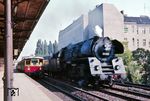 01 520 vom Bw Wittenberge begegnet auf dem Weg nach Hamburg am Savignyplatz in Berlin einer S-Bahn. (13.09.1969) <i>Foto: Horst Dahms, Slg. EF Berlin</i>