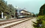 SVT 137 231 und SVT 137 852 der Deutschen Reichsbahn als TS 55 "Vindobona" bei Klosterneuburg-Kierling auf der Franz-Josefs-Bahn in Niederösterreich, kurz vor Wien. Das Stift Klosterneuburg im Hintergrund gehört der Kongregation der österreichischen Augustiner-Chorherren an, der Komplex geht auf eine Stiftung zu Beginn des 12. Jahrhunderts zurück. (09.1966) <i>Foto: Norbert Steinweis</i>