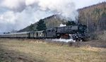 Die mit Boxpok-Rädern und Scheibenlaufradsatz ausgerüstete Erfurter 01 0507 kämpft sich vor dem D 199 bei Ronshausen die Rampe nach Hönebach hinauf. (04.1971) <i>Foto: Norbert Steinweis</i>