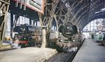 Zu 01 0517 mit P 3020 (links) gesellt sich 01 0508, die mit E 800 aus Saalfeld (Saale) in Leipzig Hbf eingetroffen ist. (1979) <i>Foto: Norbert Steinweis</i>