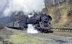 01 0526 mit dem D 217 (Frankfurt/M Hbf - Berlin-Friedrichstraße) kurz vor dem Hönebacher Tunnel  (04.1971) <i>Foto: Norbert Steinweis</i>