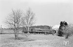 94 2043 (Bw Aue) mit einem Personenzug auf der Steilstrecke Eibenstock unterer Bf - Eibenstock oberer Bf. Das Schicksal der letzten sächsischen XI HT war besiegelt, als im Zuge des Baus der Eibenstocker Talsperre der Personenverkehr am 27. September und der Güterverkehr im Oktober 1975 hier eingestellt wurde. (29.04.1972) <i>Foto: Michael Malke</i>