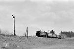 94 2043 passiert vom oberen Bahnhof kommend das Einfahrsignal von Eibenstock unterer Bf. (29.04.1972) <i>Foto: Michael Malke</i>