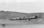 1875 erhielt Eibenstock mit der Eröffnung der Bahnstrecke Chemnitz – Adorf erstmals einen Eisenbahnanschluss. Der Bahnhof lag aber 3,5 km vom Ort entfernt im Muldental, sodass sich die Verkehrsbedingungen nicht wesentlich verbesserten. Erst mit der Eröffnung der Steilstrecke am 2. Mai 1905 erhielt Eibenstock einen besseren Verkehrsanschluss. Der bisherige Bahnhof Eibenstock erhielt den neuen Namen Eibenstock unt Bf, den gerade 94 2043  am Ende der Steilstrecke vom oberen Bahnhof aus erreicht. (29.04.1972) <i>Foto: Michael Malke</i>