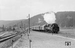 In Eibenstock unterer Bahnhof bestand Anschluss an die Bahnstrecke Chemnitz – Adorf. 86 1123 (Bw Aue) fährt in Richtung Aue aus. Links vor dem Empfangsgebäude steht der Zug mit 94 2043, der auf der Steilstrecke verkehrte. Das Areal des Bahnhofes befindet sich heute unter der Wasserfläche des 1975 gebauten Stausees. (29.04.1972) <i>Foto: Michael Malke</i>