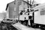 94 2043 am Empfangsgebäude des 1875 eröffneten Bahnhofs Eibenstock (damals noch ohne die Zusatzbezeichnung unterer Bf) an der Bahnstrecke Aue – Adorf. Erst mit der Eröffnung der Steilstrecke Eibenstock am 2. Mai 1905 erhielt der bisherige Bahnhof Eibenstock den neuen Namen Eibenstock unt Bf, da am oberen Ende der Steilstrecke mit dem oberen Bahnhof eine weitere Bahnstation entstand. Mit Bau der Eibenstocker Talsperre wurden die Gleisanlagen des Bahnhofs Ende Oktober 1975 entfernt, auch sämtliche noch vorhandene Hochbauten wurden ausnahmslos abgerissen. Heute liegt das Bahnhofsareal 20 m unter der Wasserfläche des Stausees.  (29.04.1972) <i>Foto: Michael Malke</i>