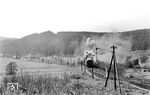 Blick in das Tal der Zwickauer Mulde mit der in Eibenstock unterer Bf ausfahrenden 94 2043. Heute ist das ganze Areal unter der Eibenstocker Talsperre verschwunden. (29.04.1972) <i>Foto: Michael Malke</i>