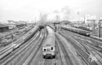 Während ein S-Bahnzug nach Erkner auf die Haltestelle Warschauer Straße zufährt, kommt 03 2298 vom Bw Frankfurt/Oder mit D 1105 aus dem Schlundgleis des Berliner Ostbahnhofs gekachelt. (07.08.1974) <i>Foto: Joachim Schmidt</i>