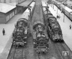 Im Bahnhof Aue haben sich 86 1245 vor P 17622 nach Blauenthal (mit einer zusätzlichen Schlusslok), 86 1549 und 58 1207 vor P 15694 versammelt. (14.04.1976) <i>Foto: Joachim Schmidt</i>